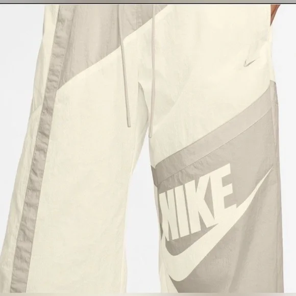 Nike sportswear women’s mid-rise loose woven  windbreaker sweatpants  med. - Picture 2 of 9
